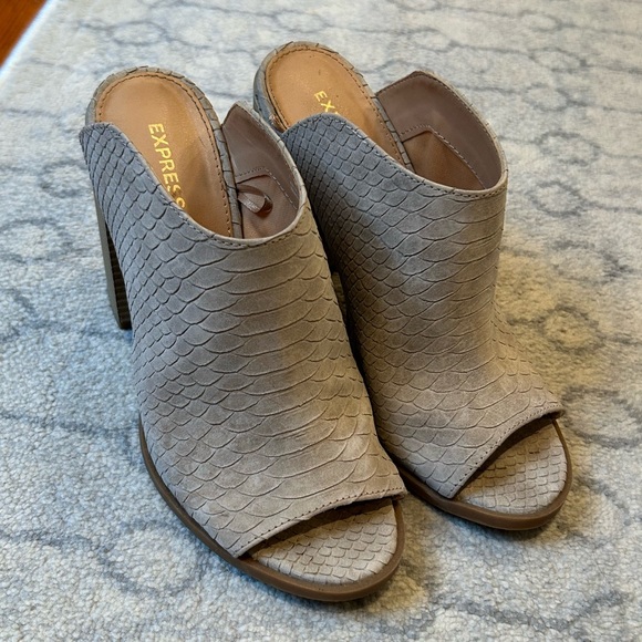 Scale textured slip on heels - Picture 2 of 6